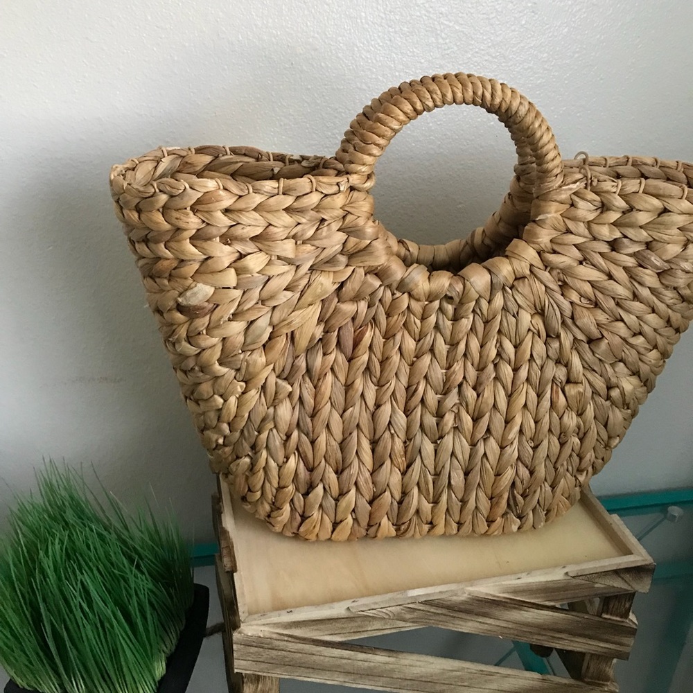 Cute Wicker Basket GREAT GIFT! 20x14 inches